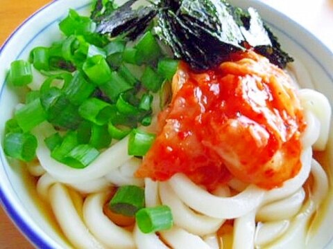 キムチと小ねぎと海苔のぶっかけうどん